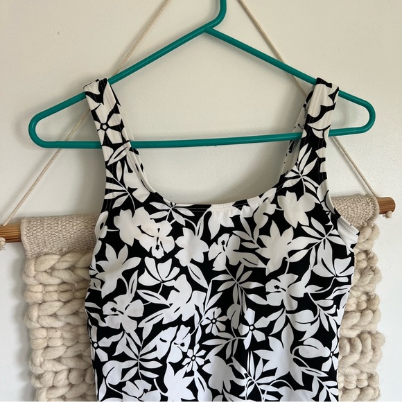 Full coverage one piece swim suit, lands end tugless - Picture 7 of 8